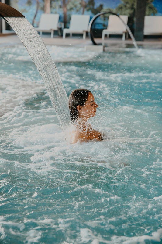 jeune femme qui profite des bienfaits de la thalassothérapie Roz Marine pourquoi partir en thalasso