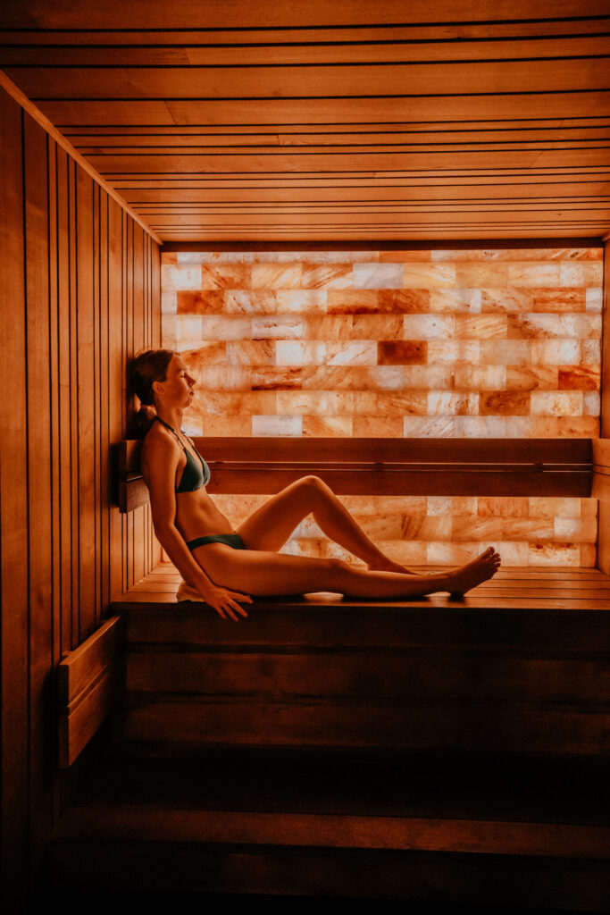 jeune femme dans le parcours celtique du Roz Marine Thalasso